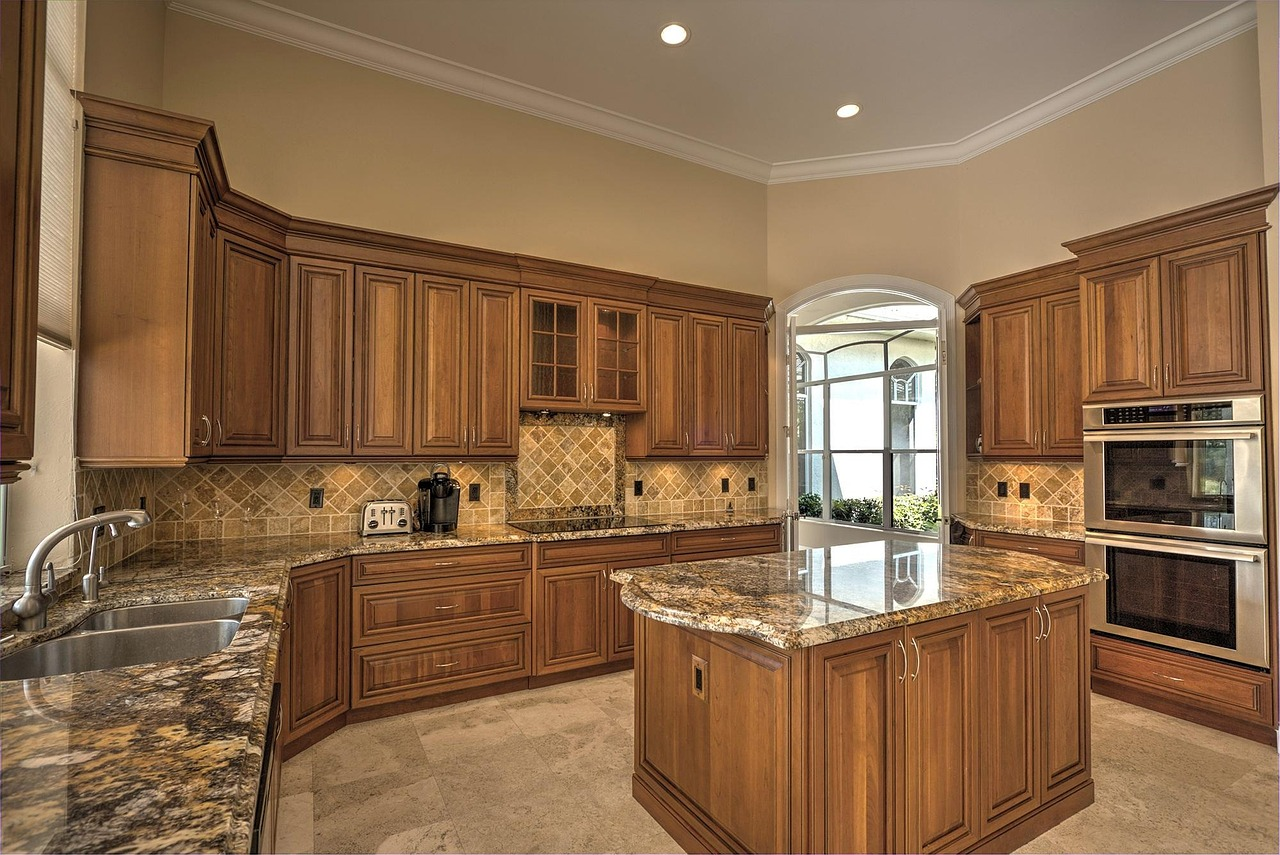 Tile vs. Stone Backsplash: What Actually Changes
