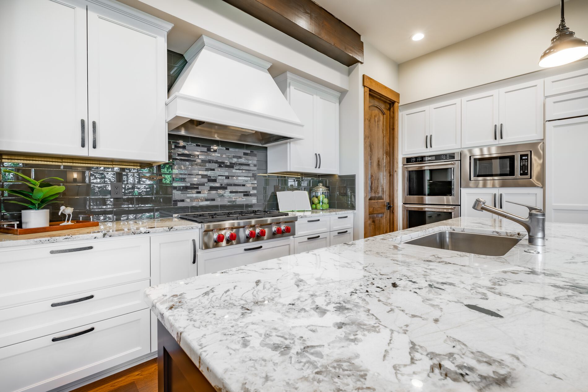 Quartz vs Granite Countertops: Pros, Cons, and Which One Lasts Longer